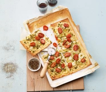 flammkuchen-fruehlingszwiebeln-Cherrytomaten.jpg